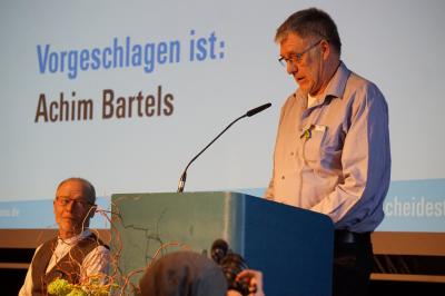 Achim Bartels am Rednerpult, Matthias Maurer sieht zu ihm. Achim Bartels am Rednerpult, Matthias Maurer sieht zu ihm.