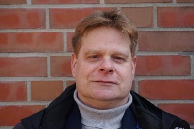 Portrait Michael Scherber vor einer gemauerten Wand Portrait Michael Scherber vor einer gemauerten Wand