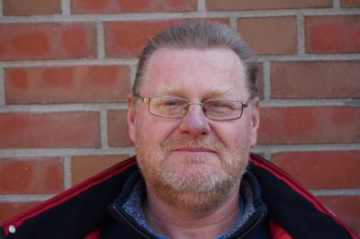 Portrait Helge Gutt vor einer gemauerten Wand. Portrait Helge Gutt vor einer gemauerten Wand.