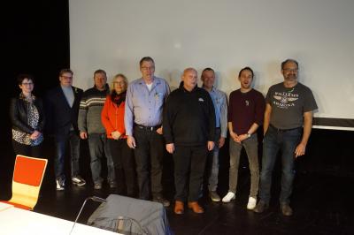 Gruppenbild des zehnköpfigen Bezirksvorstands auf der Bühne Gruppenbild des zehnköpfigen Bezirksvorstands auf der Bühne
