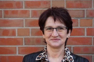 Potraitaufnahme von Bedra Duric vor einer gemauerten Wand