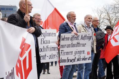 IG BAU-Aktive mit Bannern und Plakaten