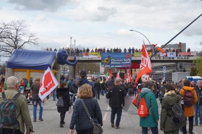 Demonstrationszug mit zahlreichen Transparenten.