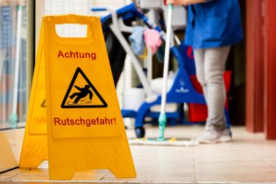 Damit sie beim Lohn nicht ins Rutschen kommen: Für die Reinigungskräfte in Hamburg fordert die Gewerkschaft IG BAU deutlich mehr Geld (Foto: Tobias Seifert/IG BAU).