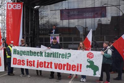 Pascal Lechner auf der diesjährigen Mai-Demonstration im Kreise von Beschäftigten des Tierparks Hagenbeck (Foto: Harning). Pascal Lechner auf der diesjährigen Mai-Demonstration im Kreise von Beschäftigten des Tierparks Hagenbeck (Foto: Harning).