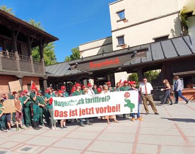 Beschäftigte des Tierparks mit Transparent vor dem Haupteingang.