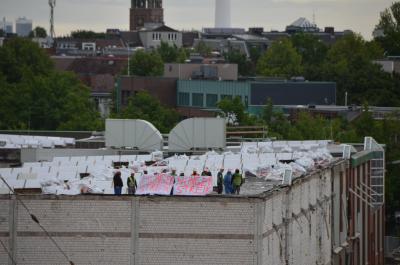 Arbeiter auf dem Dach eines Gebäudes des Holstenareals mit "Hungerstreik"-Transparenten. Arbeiter auf dem Dach eines Gebäudes des Holstenareals mit "Hungerstreik"-Transparenten.