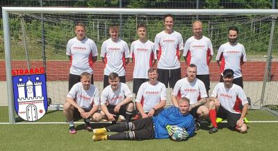 Mannschaftsfoto des zwölfköpfigen Fußballteams der STRABAG-Betriebsgruppe. Mannschaftsfoto des zwölfköpfigen Fußballteams der STRABAG-Betriebsgruppe.