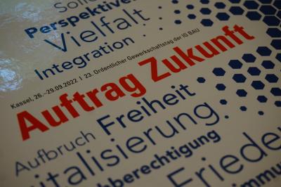 Aktendeckel zum Gewerkschaftstag mit zahlreichen inhaltlichen Begriffen wie "Auftrag Zukunft", "Aufbruch", "Freiheit", "Vielfalt" o.ä. Aktendeckel zum Gewerkschaftstag mit zahlreichen inhaltlichen Begriffen wie "Auftrag Zukunft", "Aufbruch", "Freiheit", "Vielfalt" o.ä.