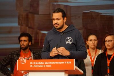 Ein Mitglied der Jungen BAU am Rednerpult, um ihn herum weiteren junge Mitglieder.