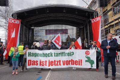 Hagenbeck-Mitarbeiter:innen mit Teilnehmer:innen der Mai-Demonstration in Hamburg 2022