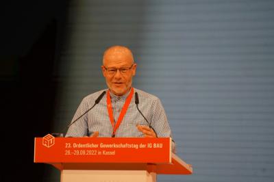 Matthias Maurer in blau-weiß kariertem Hemd am Mikro des Gewerkschaftstages. Matthias Maurer in blau-weiß kariertem Hemd am Mikro des Gewerkschaftstages.