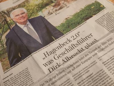 Schräg fotografierte Zeitungsseite mit einem Foto des Tierpark-Chefs Dirk Albrecht, darunter die Überschrift "Hagenbeck 2.0 - was Geschäftsführer Dirk Albrecht plant" Schräg fotografierte Zeitungsseite mit einem Foto des Tierpark-Chefs Dirk Albrecht, darunter die Überschrift "Hagenbeck 2.0 - was Geschäftsführer Dirk Albrecht plant"