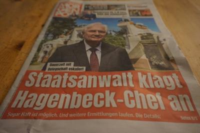 Titelseite der Hamburger Morgenpost vom 7. Februar 2023. Auf dem Titel abgebildet: Der Geschäftsführer des Tierpark Hagenbeck vor dem Eingang des Zoos, darunter der Schriftzug "Staatsanwalt klagt Hagenbeck-Chef an"