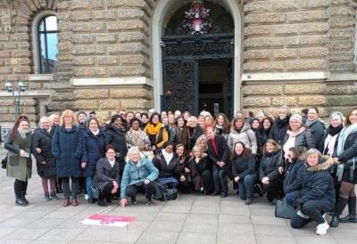 Etwa drei Dutzend Frauen, zu einem Gruppenfoto aufgestellt, vor dem Eingang des Hamburger Rathauses.