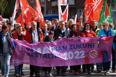 Rund zwei Dutzend Menschen hinter einem Transparent mit der Aufschrift "Gemeinsam Zukunft gestalten: 1. Mai 2022" Rund zwei Dutzend Menschen hinter einem Transparent mit der Aufschrift "Gemeinsam Zukunft gestalten: 1. Mai 2022"