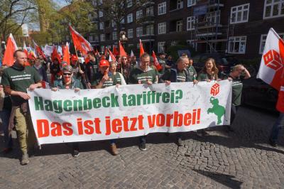 Hagenbeck-Beschäftigte mit einem Trasparent auf der Hamburger Mai-Demonstration.