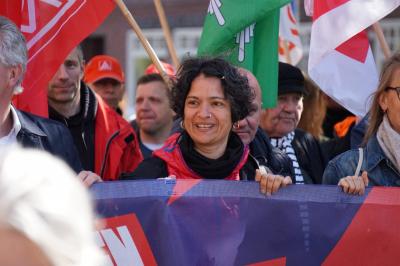 Hamburgs DGB-Vorsitzende Tanja Chawla an der Spitze der Mai-Demo.