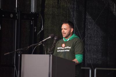 Dennis Grabowski, Beschäftigter des Tierpark Hagenbeck, auf der Bühne der Mai-Kundgebung.