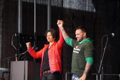Tanja Chawla und Dennis Grabowski mit kämpferischer Pose. Tanja Chawla und Dennis Grabowski mit kämpferischer Pose.