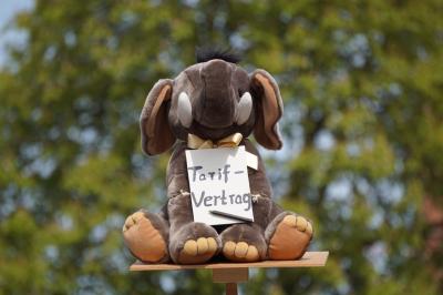 Auch ein Stoff-Elefant demonstrierte am 1. Mai für den Hagenbeck-Tarifvertrag.