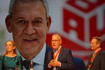 Robert Feiger (Mitte und groß im Hintergrund) mit Nicole Simons und Harald Schaum.