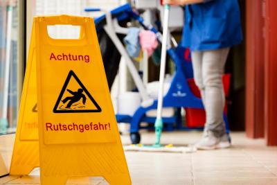 Achtung Rutschgefahr: Reinigungskräfte im Einsatz.