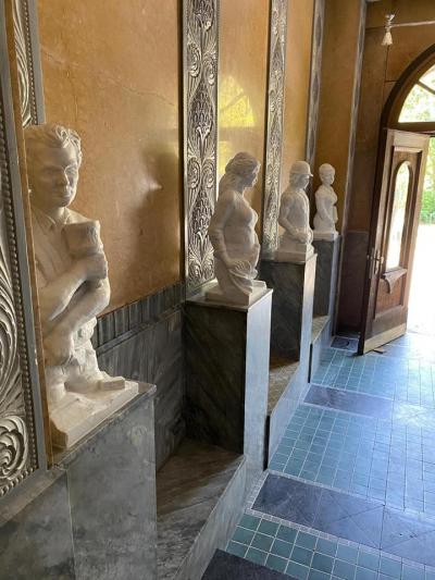 Marmorstatuen im Foyer des Bundeshauses.