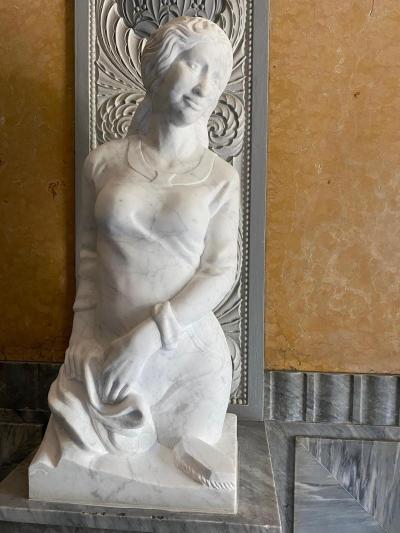 Eine der Statuen im Bundeshaus.