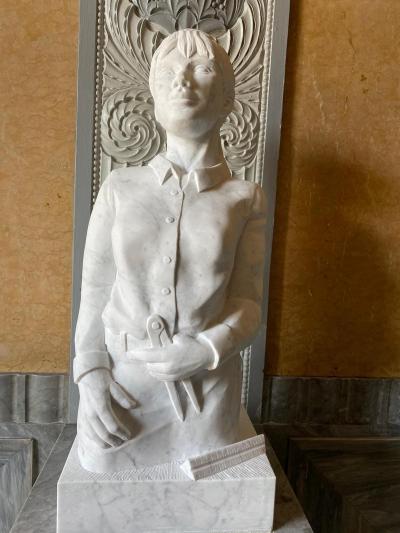 Eine der Statuen im Bundeshaus.