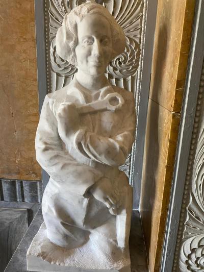 Eine der Statuen im Bundeshaus. Eine der Statuen im Bundeshaus.