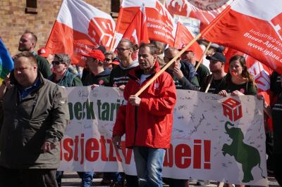 Hagenbeck-Beschäftigte mit IG BAU-Regionalleiter André Grundmann auf der diesjährigen Mai-Demonstration.