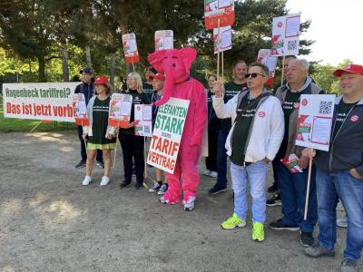 Hagenbeck-Beschäftigte am Samstag vor dem Eingang des Tierparks.