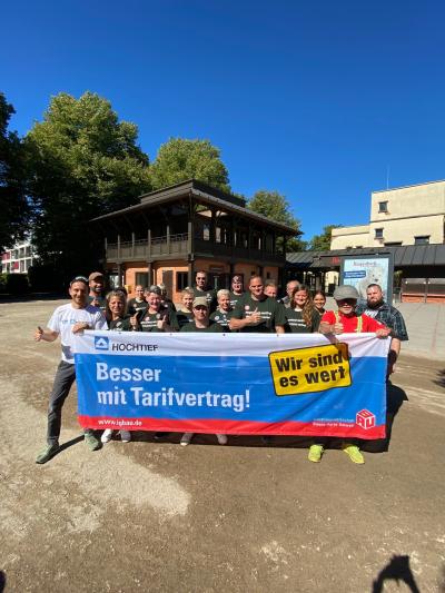Hochtief-Betriebsräte mit Streikenden des Tierparks Hagenbeck