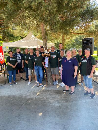 Hagenbeck-Beschäftigte mit Unterstützer:innen.