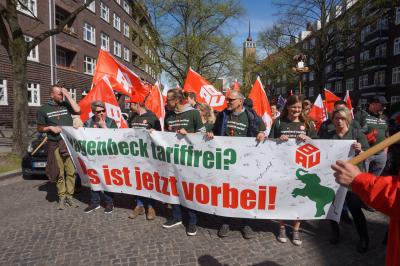 Hagenbeck-Beschäftigte am 1. Mai in Hamburg. Hagenbeck-Beschäftigte am 1. Mai in Hamburg.