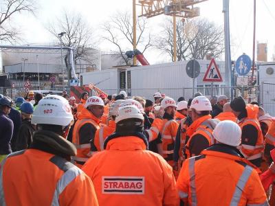 Protestierende Bauleute im Hamburger Hafen. Protestierende Bauleute im Hamburger Hafen.