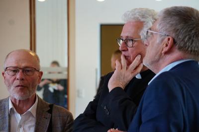 Pastor Alexander Röder (Mitte) im Gespräch mit Matthias Maurer und Achim Bartels (alle Fotos: Harning). Pastor Alexander Röder (Mitte) im Gespräch mit Matthias Maurer und Achim Bartels (alle Fotos: Harning).