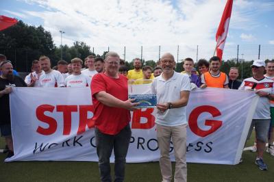 Helge Gutt (li.) und Peer Gent, Vorstand der Stiftung Sternenbrücke bei der Übergabe der Spenden. Helge Gutt (li.) und Peer Gent, Vorstand der Stiftung Sternenbrücke bei der Übergabe der Spenden.