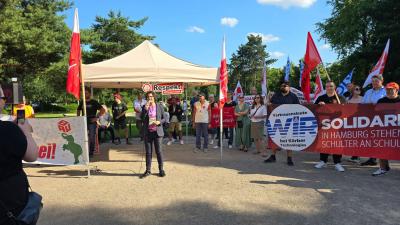 Hamburgs DGB-Chefin Tanja Chawla spricht zu den Teilnehmenden Hamburgs DGB-Chefin Tanja Chawla spricht zu den Teilnehmenden