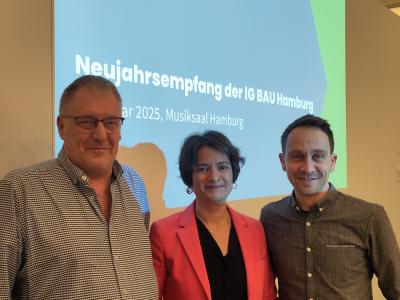 Hamburgs DGB-Vorsitzende Tanja Chawla (Mitte) mit Achim Bartels (li.) und Alexander Kahl (re.) von der IG BAU Hamburg (Foto: Harning). Hamburgs DGB-Vorsitzende Tanja Chawla (Mitte) mit Achim Bartels (li.) und Alexander Kahl (re.) von der IG BAU Hamburg (Foto: Harning).