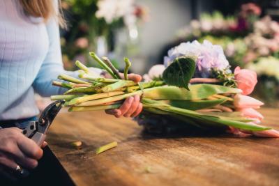Nonstop Blumen binden: Viele Floristinnen haben eine Sechs-Tage-Woche und wenig Urlaub. Die Floristen-Gewerkschaft IG BAU Hamburg will das jetzt ändern (Foto: IG BAU).