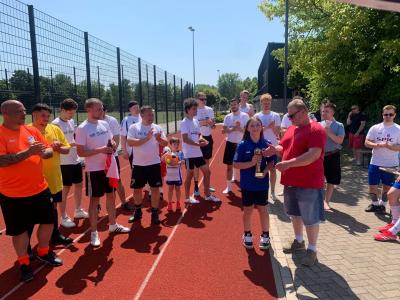 Pokalübergabe an den SV Wilhelmsburg