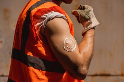 Sonnenschutz ist sexy. Und die „Sonnenmilch-Gebrauchsanweisung“ für alle, die unter freiem Himmel arbeiten, ist einfach: Eincremen, eincremen, eincremen – alle 2 Stunden, rät die IG BAU Hamburg (Foto: IG BAU).