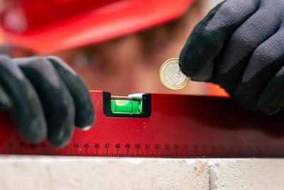 Azubis müssen auf jeden Euro achten. Und damit es beim Geld in der Ausbildung keine Schieflage gibt, unterstützt die Arbeitsagentur Azubis, die weit weg von den Eltern in der eigenen Wohnung wohnen (Foto: IG BAU). Azubis müssen auf jeden Euro achten. Und damit es beim Geld in der Ausbildung keine Schieflage gibt, unterstützt die Arbeitsagentur Azubis, die weit weg von den Eltern in der eigenen Wohnung wohnen (Foto: IG BAU).