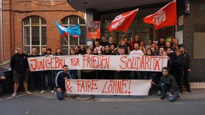 "Frieden, Solidarität & Faire Löhne" (Foto: Junge BAU Hamburg). "Frieden, Solidarität & Faire Löhne" (Foto: Junge BAU Hamburg).