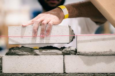 Aus Steinen werden Wohnungen: Maurer sind die Profis, die die Wohnungen in Hamburg bauen. Aber der Bau braucht Nachwuchs: Freie Ausbildungsplätze gibt es (Foto: IG BAU).